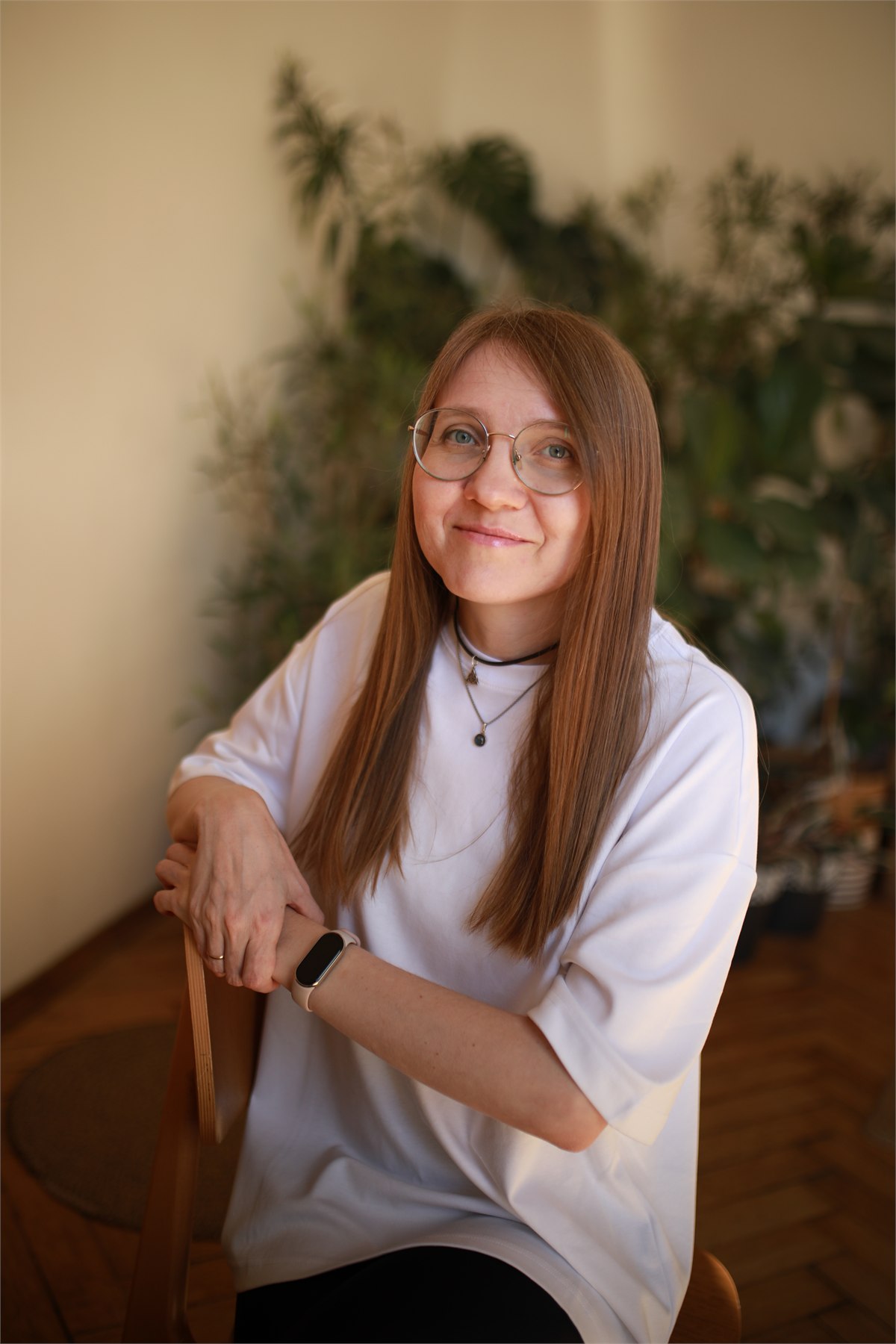 Вікторія Устінова у теплому просторі серед рослин